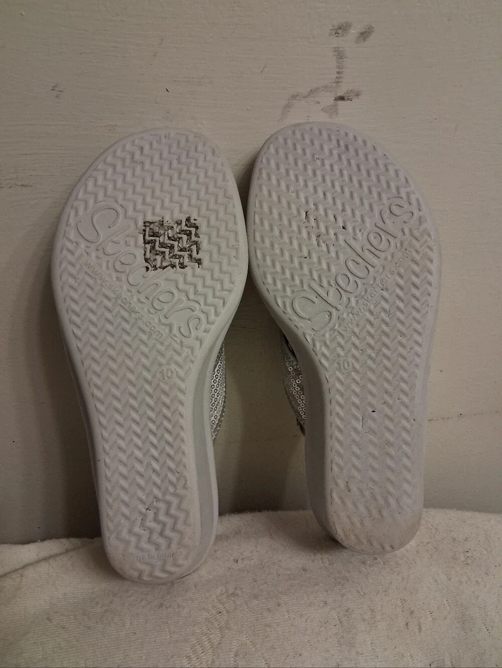 Womens Skechers Silver Sequin Wedge Flip-Flop Sandals - Size 10